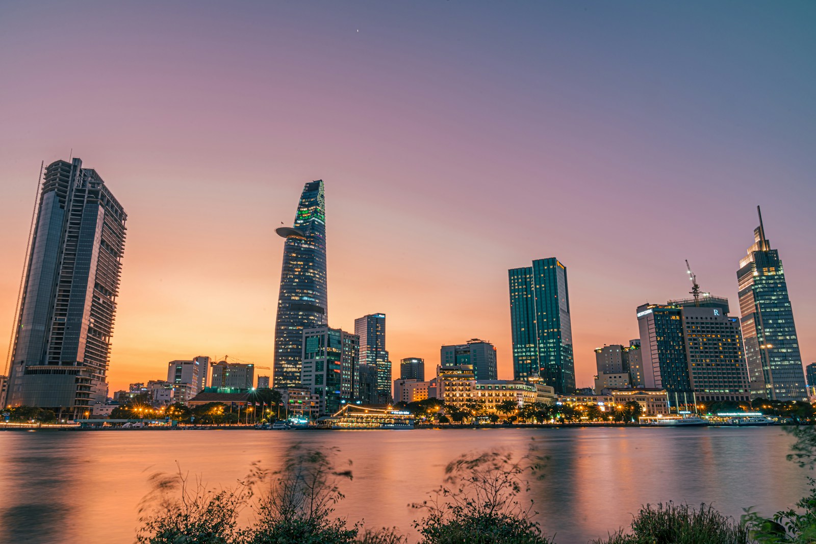 Toàn cảnh thành phố Hồ Chí Minh bên sông Sài Gòn